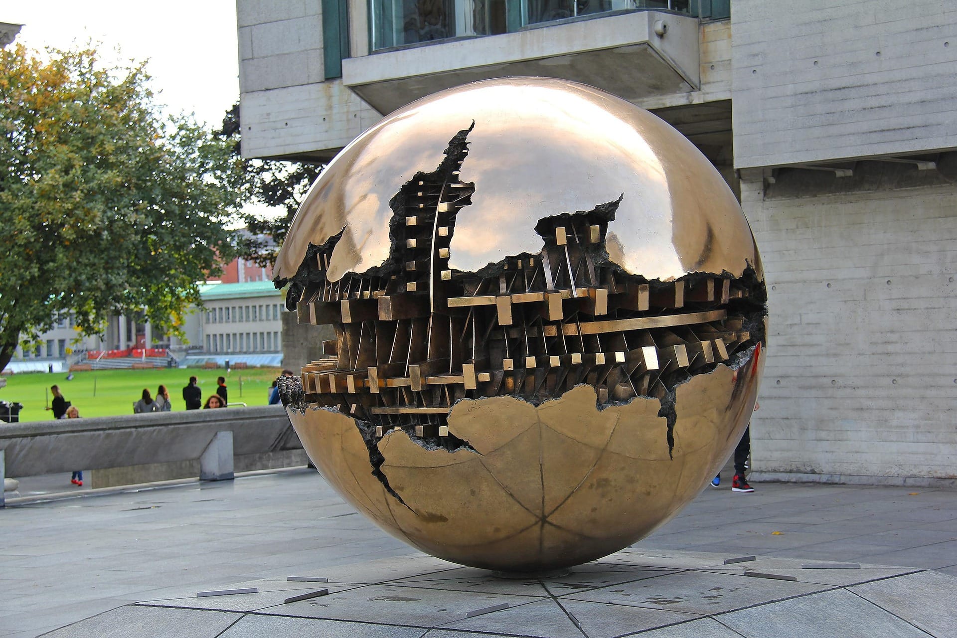 What Are the Best Things to Do in Dublin? sharonang sphere 3105670 1920